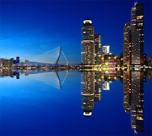 Erasmusbrug Rotterdam in avondlicht